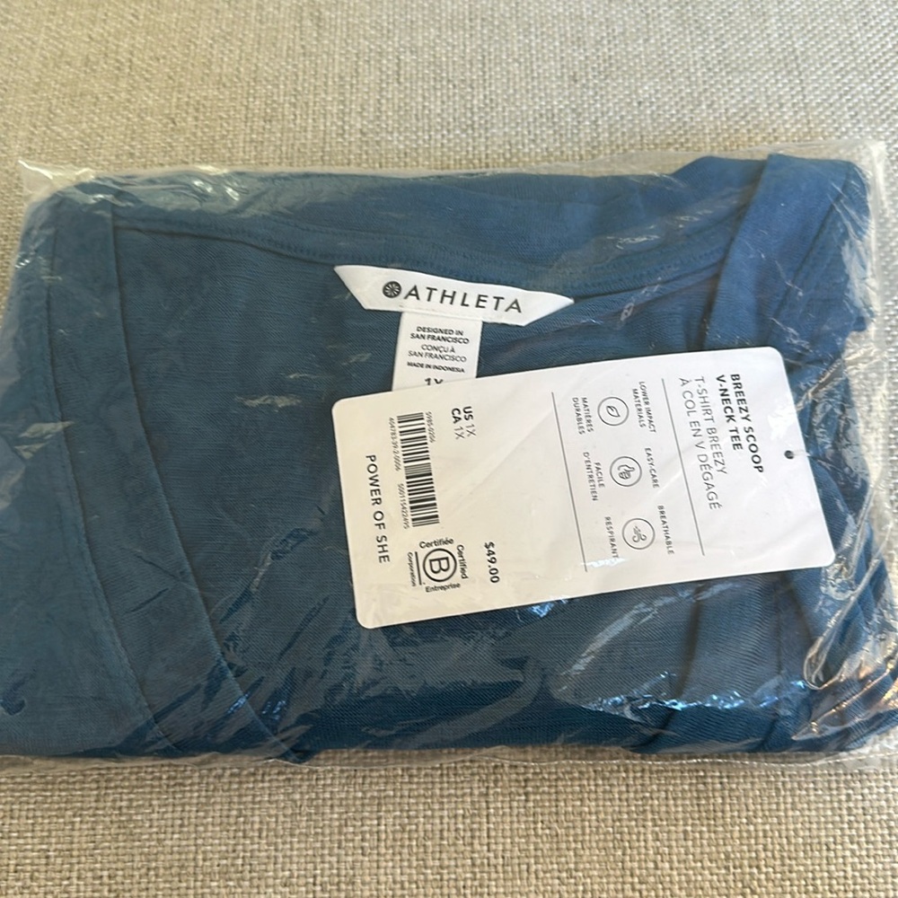 Athleta NWT breezy scoop v-neck t-shirt